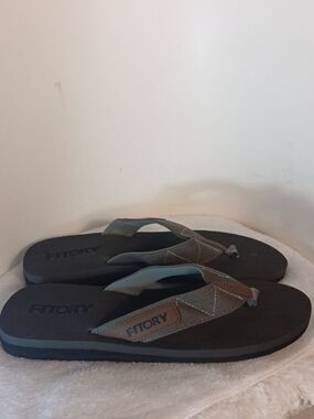 Fitory Men’s Black and Brown Comfort Flip Flops